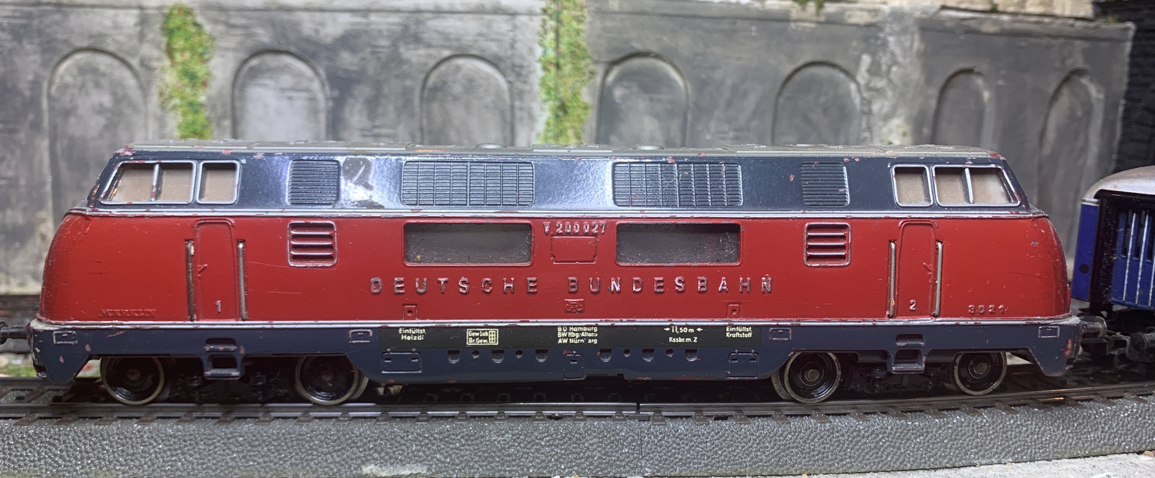 V 200 027